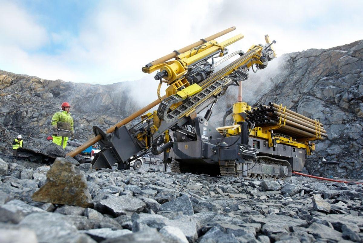 Atlas copco roc d60. Mining drill. Буровая машина sandvik. Underground mining. Буровая машина в шахте.