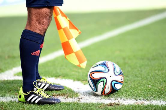 práctica Perversión pedal Adidas, en una posición incómoda tras escándalo de la FIFA | Ekosnegocios